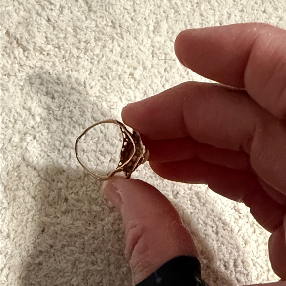 Vintage Gold and Cream Cameo Ring - Picture 4 of 7